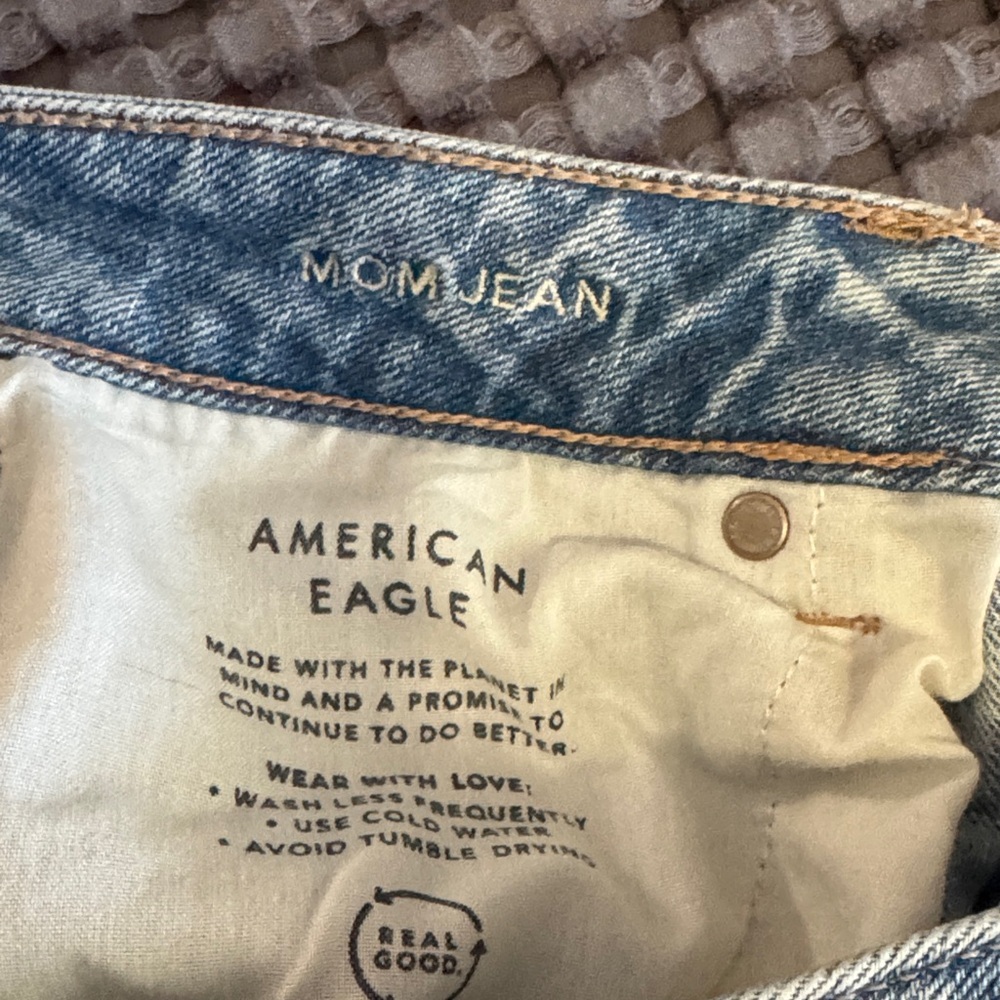 American Eagle Outfitters Light Blue Distressed High Rise Mom Jeans - Picture 5 of 7